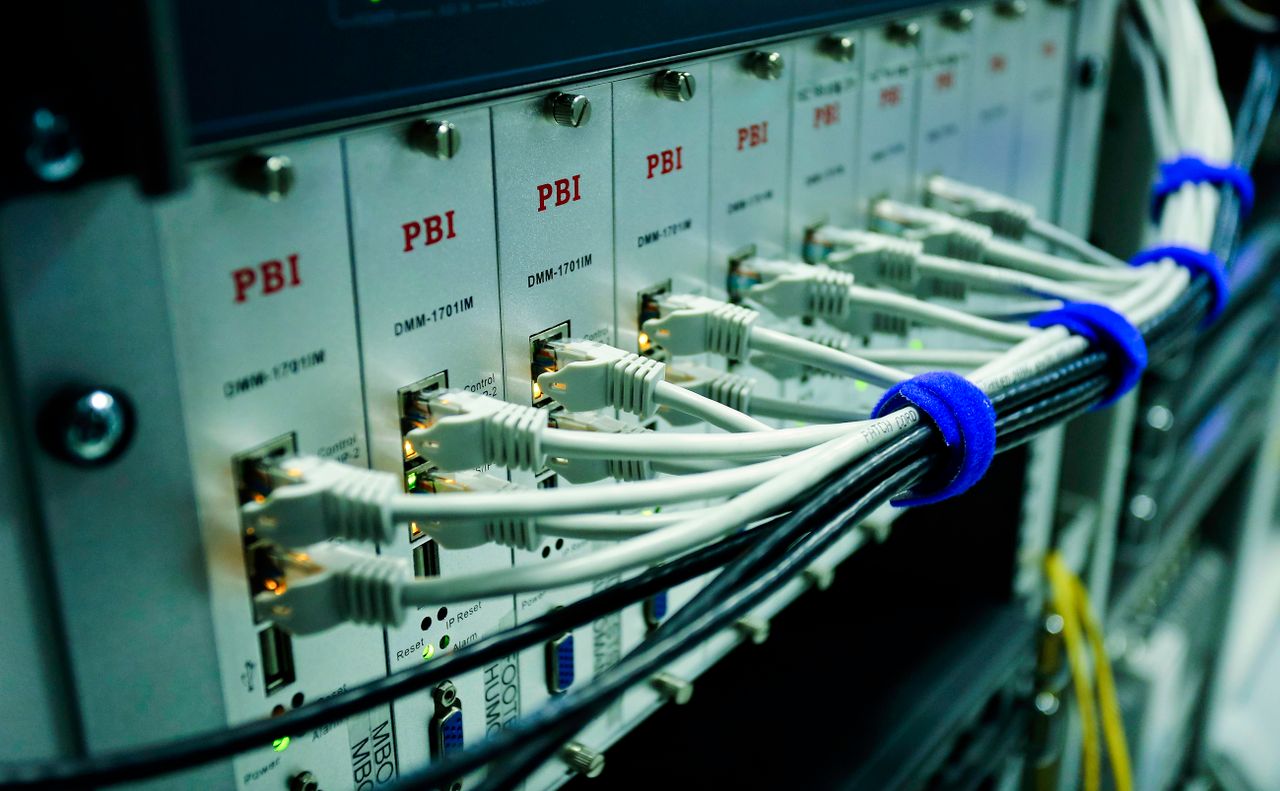 NĂNG LỰC KỸ THUẬT – NỀN TẢNG TẠO NÊN CHẤT LƯỢNG CÔNG TRÌNH Close-up of ethernet cables connected to a network switch panel in a data center.